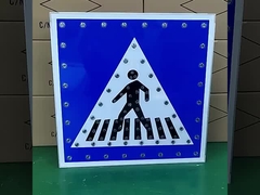 สัญลักษณ์จราจรแสงอาทิตย์ที่เห็นได้ชัด สัญลักษณ์ LED ที่ใช้พลังแสงอาทิตย์